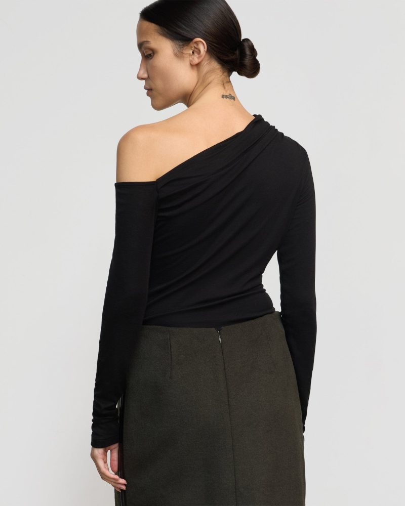 ayra tencel wool off shoulder tee black 5